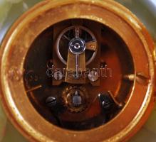 Aranyozott bronz és márvány asztali óra hibátlan porcelán számlappal, nevető Dionüszosz-fejjel, putt...