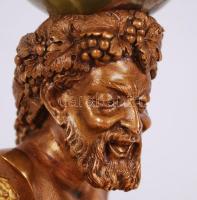 Aranyozott bronz és márvány asztali óra hibátlan porcelán számlappal, nevető Dionüszosz-fejjel, putt...