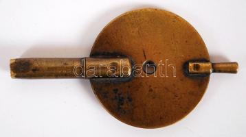 Aranyozott bronz és márvány asztali óra hibátlan porcelán számlappal, nevető Dionüszosz-fejjel, putt...