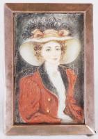 T.S. jelzéssel: Kalapos hölgy portréja. Tempera, csont, 800/1000 tisztaságú jelzett ezüst (Ag) keretben /  T.S. sign.: Portrait of a Lady. Gouache, bone, in silver frame with 800 fineness hallmark, 13x9cm