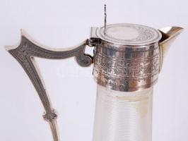 Karaffa elegáns növényi díszítésű ezüst (Ag) kiüntő résszel és füllel, rajta a chesteri John & W...