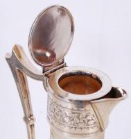 Karaffa elegáns növényi díszítésű ezüst (Ag) kiüntő résszel és füllel, rajta a chesteri John & W...