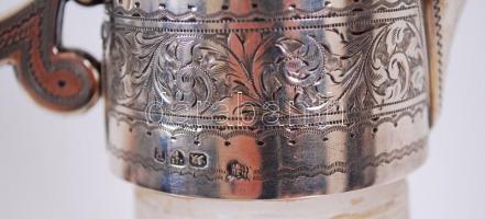 Karaffa elegáns növényi díszítésű ezüst (Ag) kiüntő résszel és füllel, rajta a chesteri John & W...