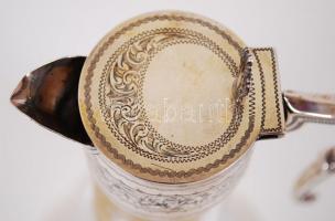 Karaffa elegáns növényi díszítésű ezüst (Ag) kiüntő résszel és füllel, rajta a chesteri John & W...