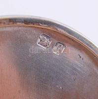 Karaffa elegáns növényi díszítésű ezüst (Ag) kiüntő résszel és füllel, rajta a chesteri John & W...