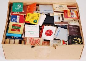 150 Gyufásdoboz, kb 80 db magyar részben tele gyufával, kb 60 db levél gyufa magyar és külföldi vegy...