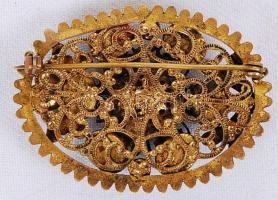 Kék porcelán berakásos kitűző, 4,5×3 cm