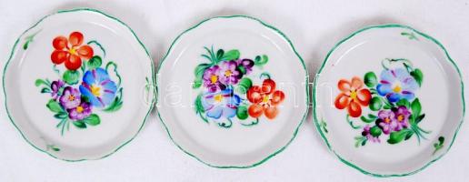 3db kézzel festett, virágokkal díszített, jelzett Herendi porcelán tálka /  Hand painted Herendi porcelain plates, d: 8cm