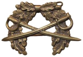 Sapkajelvény tölgyfakoszorún keresztbe tett kardokkal T:2