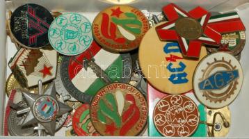 Kis doboznyi vegyes kitűző és jelvény, benne militária vonatkozásúak is T:vegyes