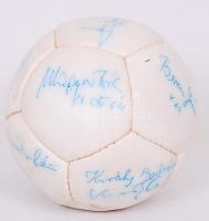 1981 Színész-újságíró rangadó, (SZÚR) meccsről egy bőr foci labda 7 db aláírással: Berecz János, Mag...