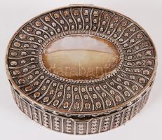 Fém ékszeres ovális dobozka, 9×7 cm