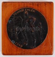 Jelzés nélkül: Fonyódi emlék 1949. Háttérben a Kossuth címer, bronz plakett fa talapzaton, d:8 cm
