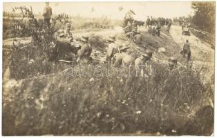 cca 1916 Olasz font lövészárok katonákkal fotó. Hátoldalt a készítő feljegyzéseivel / Italian front photo 14x9 cm