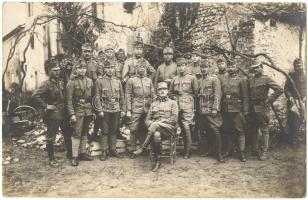 cca 1916 Olasz font Soffrata falu katonákkal fotó. Hátoldalt a készítő feljegyzéseivel / Italian front Soffrata with k.u.k soldiers photo 14x9 cm