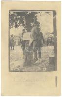 cca 1916 Olasz font: kémkedésért felakasztott katonatisztek fotólap. Hátoldalt a készítő feljegyzéseivel / Italian front: officers hung for spying photo 14x9 cm