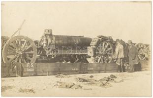 cca 1916 Olasz font: zsákmányolt olasz mozsárágyú vonatszerelvénnyel fotólap. Hátoldalt a készítő feljegyzéseivel / Italian front: captured italian mortar photo 14x9 cm