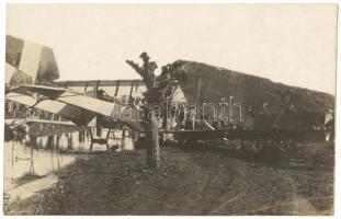 cca 1916 Olasz font: lelőtt olasz repülőgép a Piavénál fotólap. Hátoldalt a készítő feljegyzéseivel / Italian front: shoot Italian airplane photo 14x9 cm
