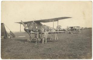 cca 1916 Olasz font: Német repülőgép bevetés előtt fotólap. Hátoldalt a készítő feljegyzéseivel / Italian front: German airplanes before fight photo 14x9 cm