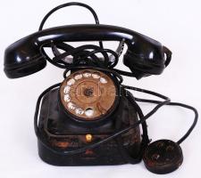 Régi telefon, viseltes állapotban, m:19 cm, h:24 cm