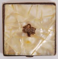 Cca 1920 Fém púdertartó, mini réz virágkosárral és gyöngyház lappal, belül kis tükörrel és az eredet...