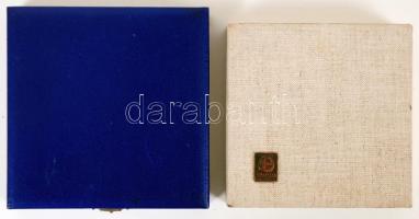 Két darab emlék plakett: Budacolor festékgyár 1950-1975 d:7 cm, Lenin kohászati művek Diósgyőr d:5 c...