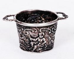 1886-1922 Ezüst (Ag) kosárka mulató puttókat ábrázoló poncolt díszítéssel J. D. Schleißner und Söhne...