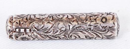 1872-1922 Ezüst (Ag) rúzstartó tok kézzel véset gilosált növényi díszítéssel, 800-as pesti tisztaság...
