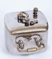 cca 1940 Art deco ébresztős utazóóra porcelán számlappal, szép állapotú, jól jár / 
Art deco travel ...