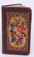 1887 Tűgobelinnel díszített bőr jegyzetfüzet aranyozott lapszélekkel, ceruzatartóval. Sok bejegyzéssel / Vintage note-book ornamented with gobelin