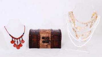 Modern fa dobozka, fém zárral, 3 db nyaklánccal (bőr, csiga, tekla)