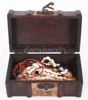 Modern fa dobozka, fém zárral, 3 db nyaklánccal (bőr, csiga, tekla)