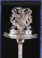 Ezüstözött fém díszkanál "The arms of William Shakespeare" felirattal, eredeti tokjában, h...