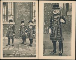 London - 2 db régi képeslap, őrök a Tower előtt / guards in front of the Tower