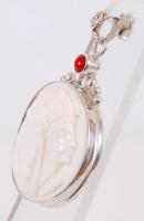 Kézzel faragott, egyiptomi istent ábrázoló, art deco csontmedál korallal, ezüst (Ag) foglalatban / 
...