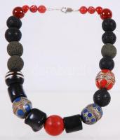 Nagyméretű lánc kézzel készített afgán szemekkel, fekete és vörös korallal, lávakővel, karneollal, e...