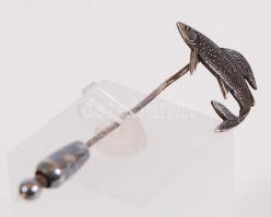 Ezüst (Ag) revertű hallal Joseph Aschka müncheni műhelyéből / 
Silver lapel pin with fish from Josep...