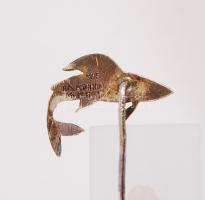 Ezüst (Ag) revertű hallal Joseph Aschka müncheni műhelyéből / 
Silver lapel pin with fish from Josep...