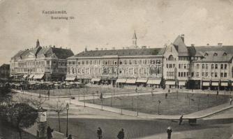 Kecskemét Szabadság tér, drogéria, cukorka és csokoládé bolt, Kecskeméti Takarékpénztár Egyesület, Mátyás király étterem, Farkas Ignác gyógyszertára, Lavil Péter, Miller József, Fekete Soma és Weiszberger kereskedései