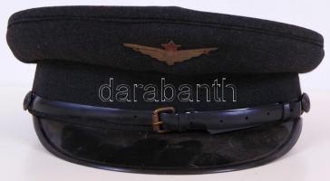 Mozdonyvezető sapka jelvénnyel