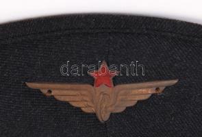 Mozdonyvezető sapka jelvénnyel