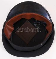 Mozdonyvezető sapka jelvénnyel