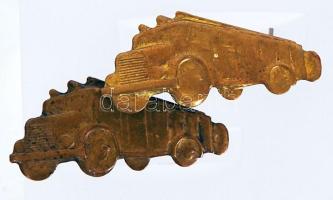 Cca 1930 két darab tűzoltóautó formájú kitűző, 1×4 cm
