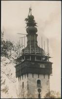 Kalotaszeg; Balázsfalvi Áron tetőfedő mester javítja a kalotaszegi templom keresztjét / Church tower under reconstruction, photo