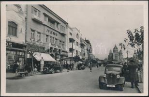 Marosvásárhely Széchenyi square, the men fashion store of Rezső Kertész, the paper and music shop of Béla Révész, the shops of brothers Bálint and Weisz, Hotel Splendid, automobile