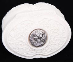 Bisquitte porcelán gyűrűtartó dobozka tetején kis fémplakettel /  Bisquitte porcelain ring box with metal plaque on top, 8x5,5cm