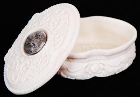 Bisquitte porcelán gyűrűtartó dobozka tetején kis fémplakettel / 
Bisquitte porcelain ring box with ...