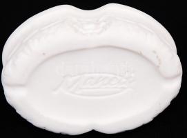 Bisquitte porcelán gyűrűtartó dobozka tetején kis fémplakettel / 
Bisquitte porcelain ring box with ...