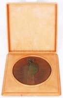 Csíkszentmihályi Róbert(1940-): Kodály Zoltán emlék plakett, bronz, jelzett, díszdobozban, d:10 cm