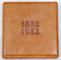 Csíkszentmihályi Róbert(1940-): Kodály Zoltán emlék plakett, bronz, jelzett, díszdobozban, d:10 cm